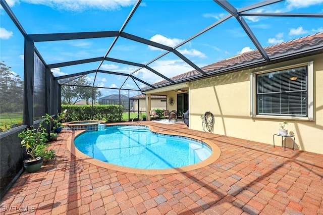 view of swimming pool with a pool with connected hot tub, a patio, a lanai, and ceiling fan