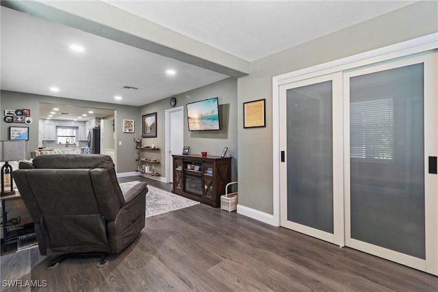 living area featuring dark wood-style floors, visible vents, recessed lighting, and baseboards