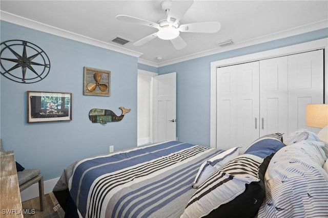 bedroom featuring ornamental molding, a closet, visible vents, and a ceiling fan