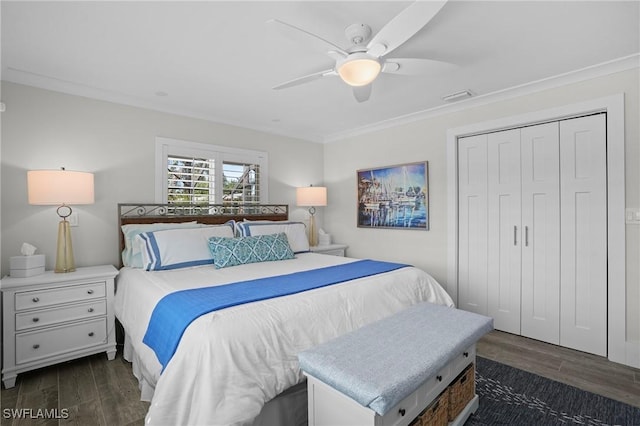 bedroom featuring visible vents, ceiling fan, ornamental molding, dark wood-type flooring, and a closet