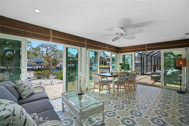 sunroom with ceiling fan