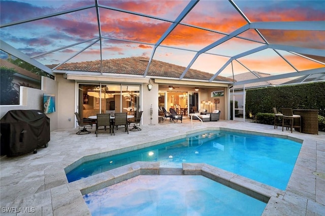 view of swimming pool featuring a pool with connected hot tub, ceiling fan, an outdoor hangout area, area for grilling, and a patio