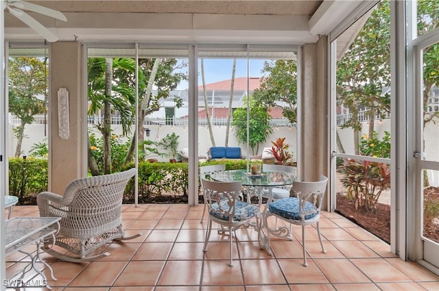 sunroom with ceiling fan