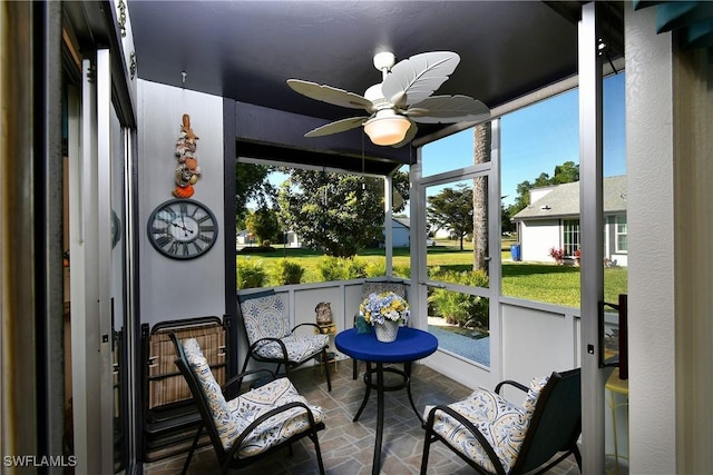 sunroom with ceiling fan