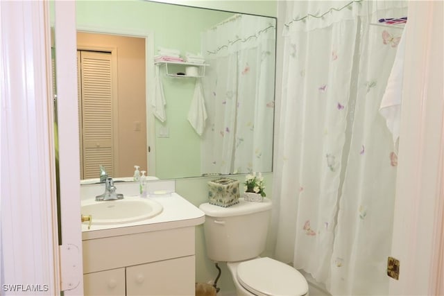 full bathroom featuring toilet, curtained shower, and vanity