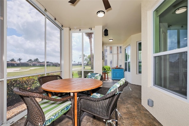 sunroom with ceiling fan