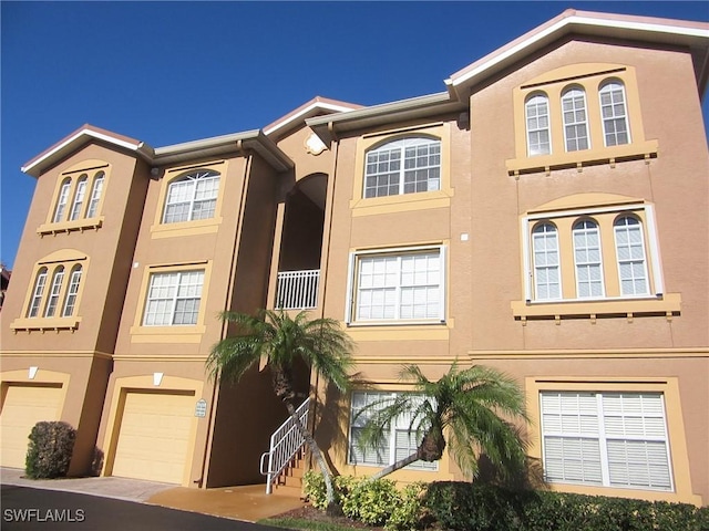 view of front facade featuring a garage and stucco siding