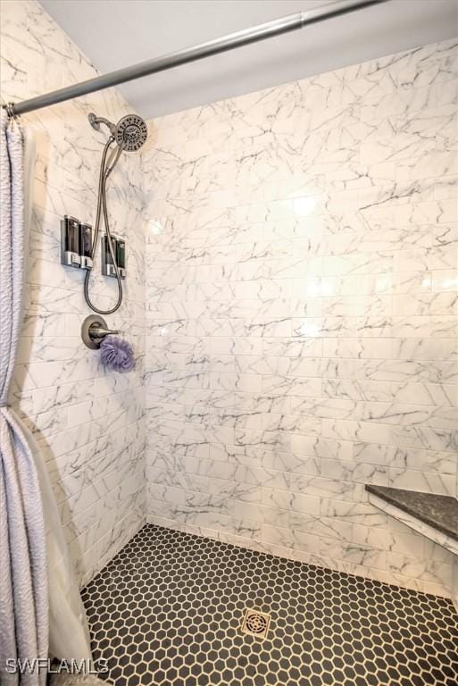 bathroom featuring tiled shower