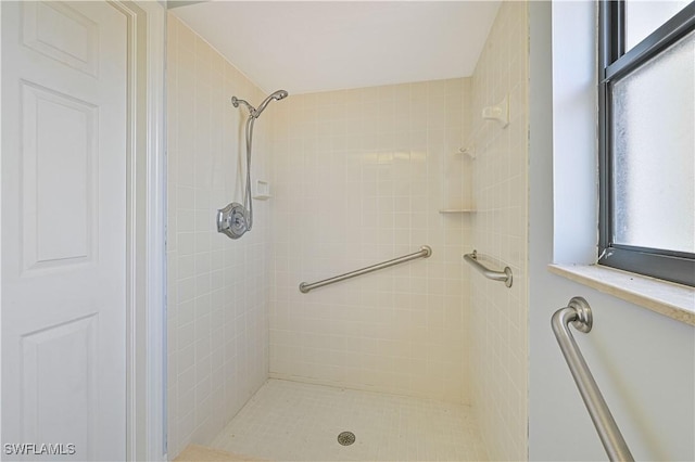 bathroom featuring tiled shower