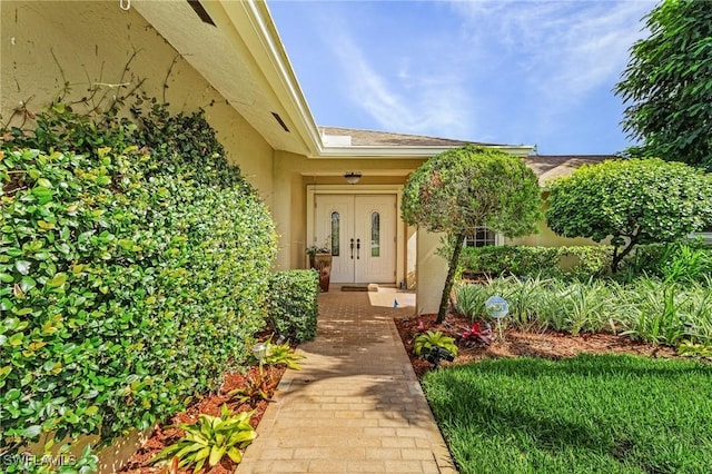 view of exterior entry featuring stucco siding