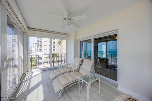 sunroom with ceiling fan