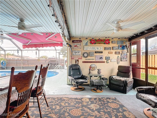 sunroom / solarium with a ceiling fan