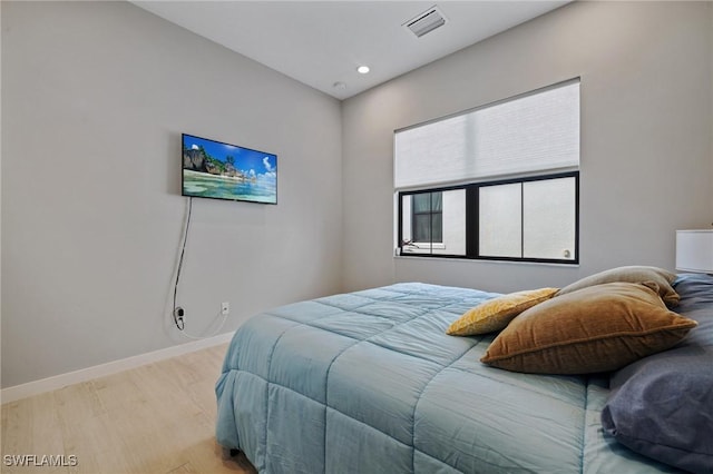 bedroom with light wood finished floors, visible vents, baseboards, and recessed lighting