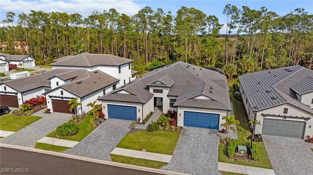 birds eye view of property featuring a residential view and a forest view