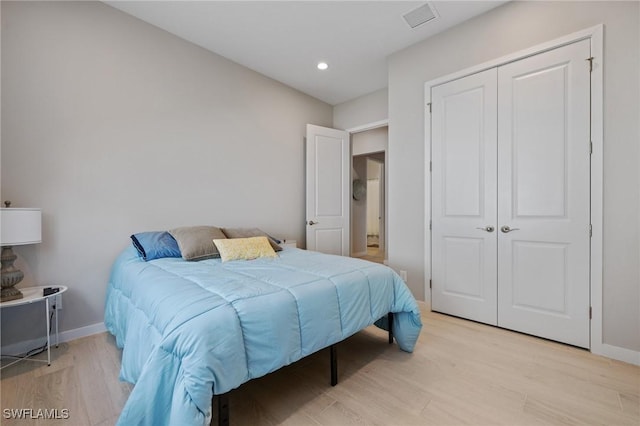 bedroom with light wood finished floors, recessed lighting, a closet, visible vents, and baseboards