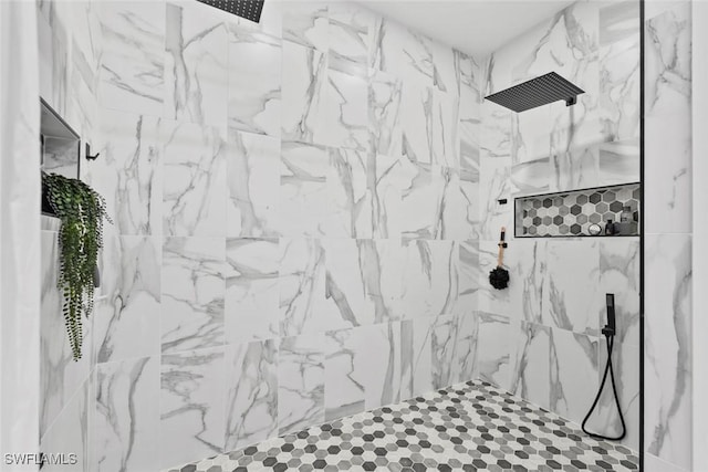 bathroom featuring a tile shower