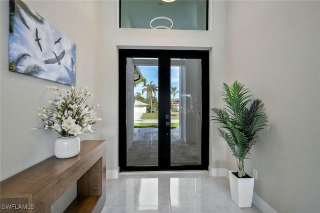 entryway featuring baseboards