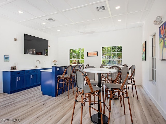 dining space featuring visible vents, light wood-type flooring, and baseboards