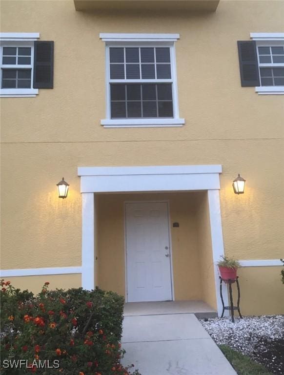 entrance to property with stucco siding