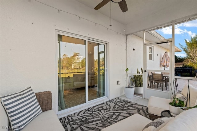 sunroom / solarium featuring a ceiling fan