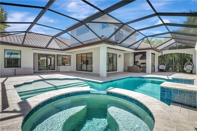 view of swimming pool featuring an outdoor hangout area, a patio area, and a pool with connected hot tub