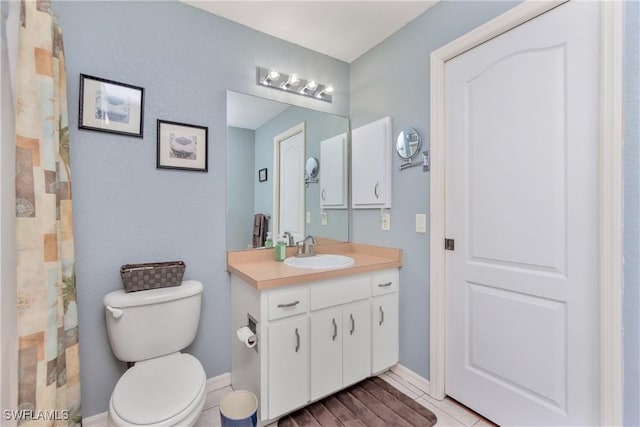 full bathroom with a shower with curtain, baseboards, vanity, and toilet