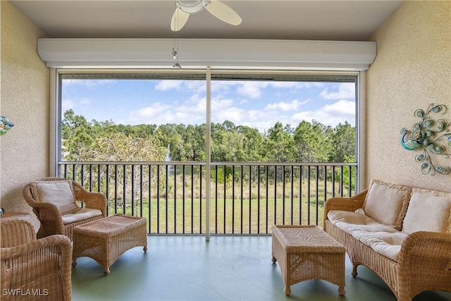 sunroom with ceiling fan