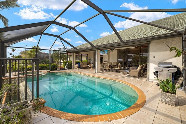 view of swimming pool featuring a pool with connected hot tub, a patio area, a grill, and an outdoor living space