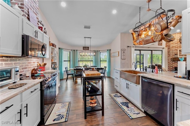 kitchen with dark wood finished floors, visible vents, appliances with stainless steel finishes, white cabinets, and a sink