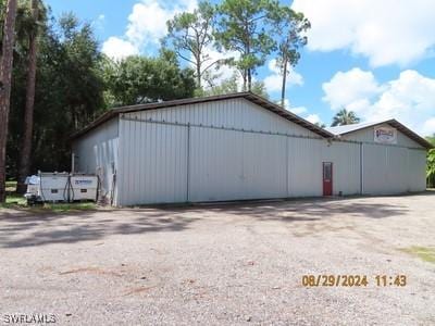 view of outbuilding with gravel driveway