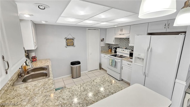 kitchen featuring white appliances, a sink, light countertops, under cabinet range hood, and tasteful backsplash