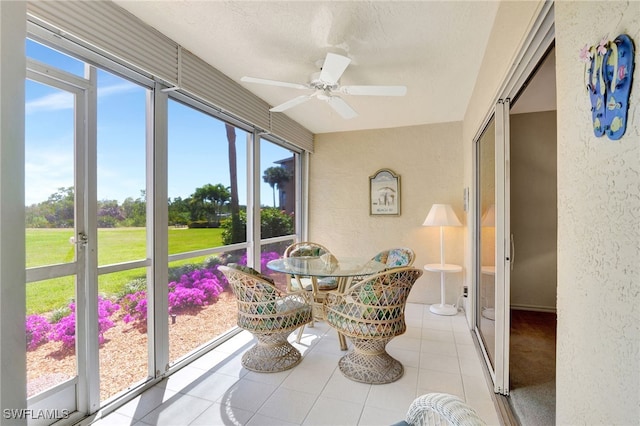 sunroom with ceiling fan