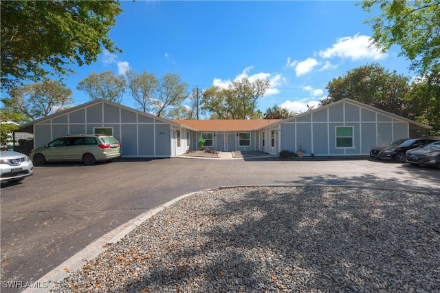 view of front of property featuring driveway