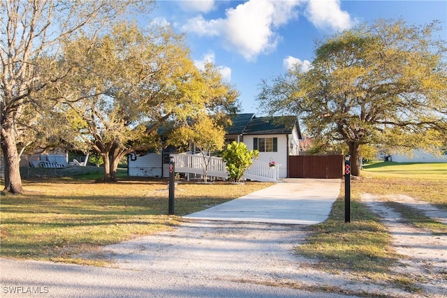 view of front of house with driveway and a front yard