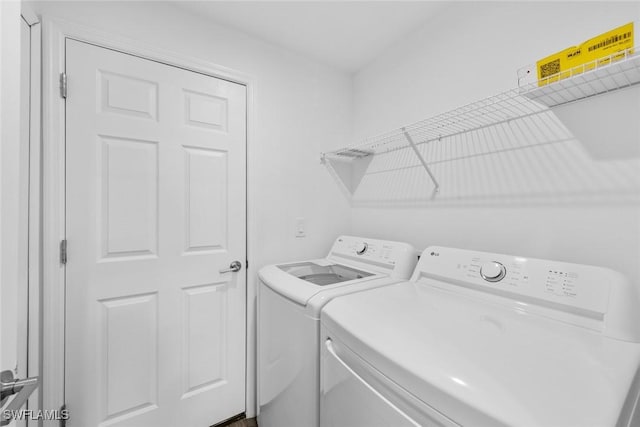 washroom with laundry area and independent washer and dryer