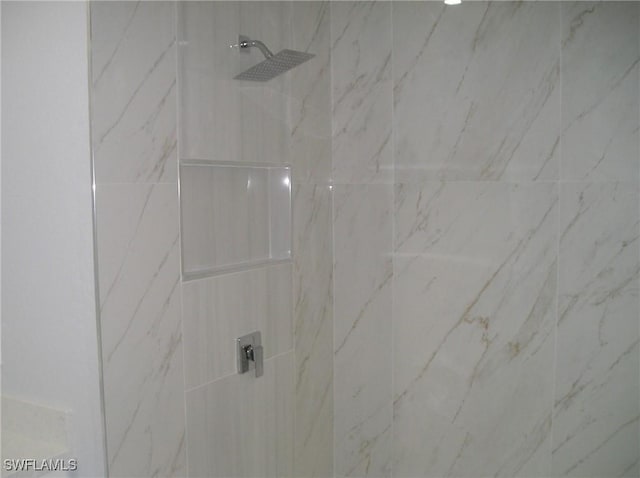 bathroom featuring a tile shower