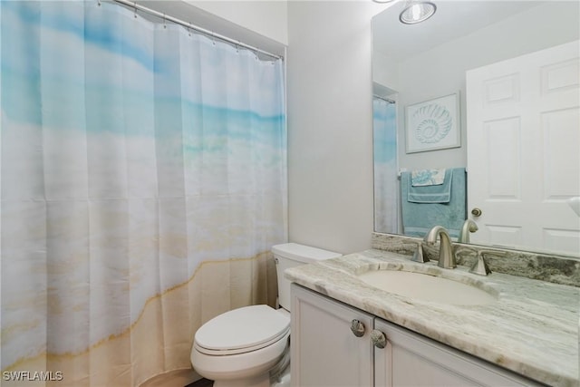 full bath with curtained shower, toilet, and vanity
