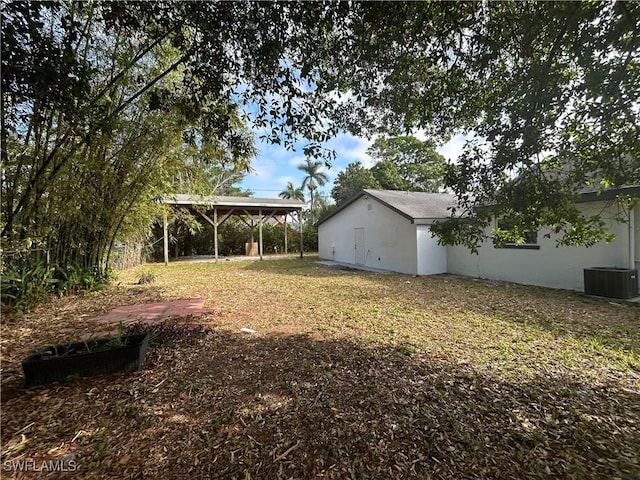 view of yard with a carport