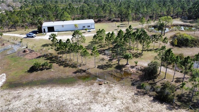 birds eye view of property featuring a forest view