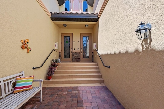 entrance to property with stucco siding