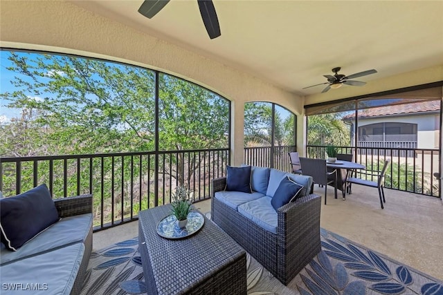 sunroom with ceiling fan