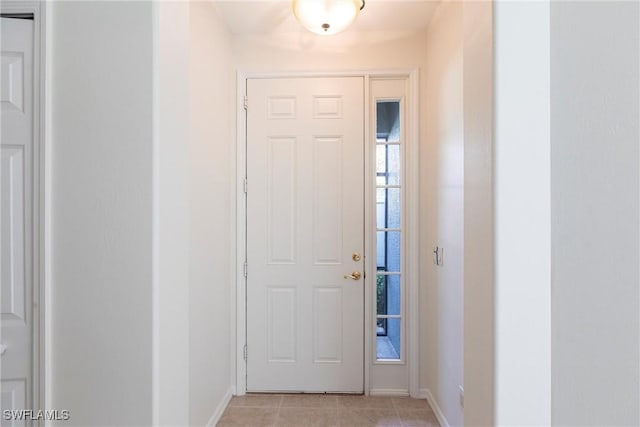 foyer entrance featuring baseboards