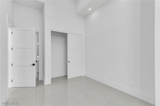 unfurnished bedroom featuring a closet, recessed lighting, and baseboards