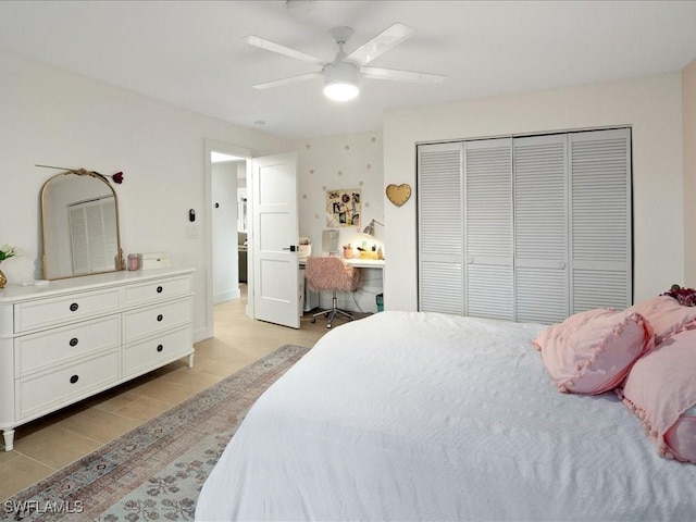 bedroom with wood tiled floor, baseboards, ceiling fan, and a closet