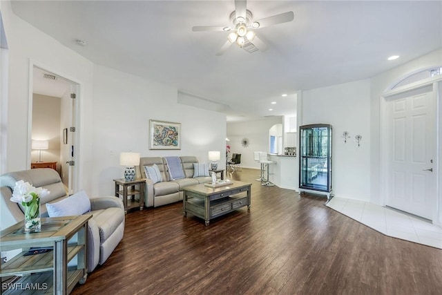 living room featuring recessed lighting, wood finished floors, visible vents, and ceiling fan