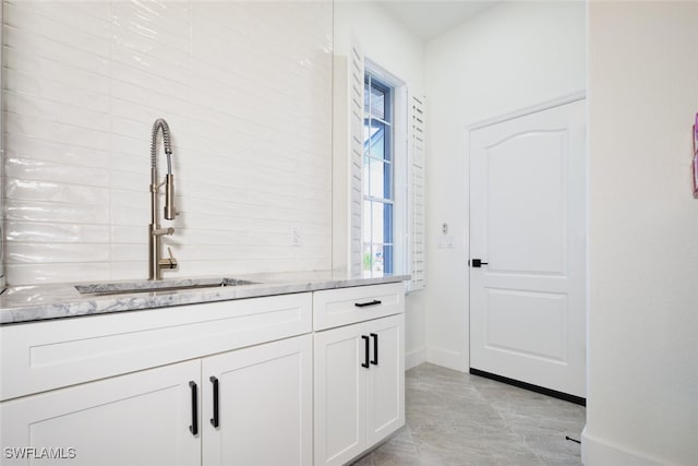 bathroom featuring a sink and baseboards