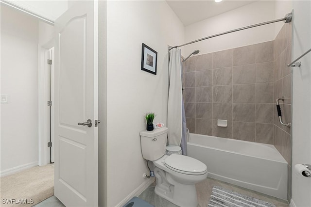 full bathroom with baseboards, toilet, and shower / bath combo with shower curtain