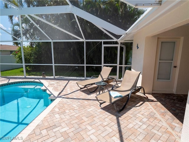 1822 SE 20th St, Cape Coral, FL 33990 - pool featuring a patio area and glass enclosure
