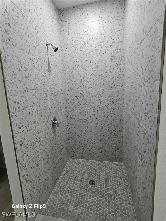 full bath featuring tiled shower