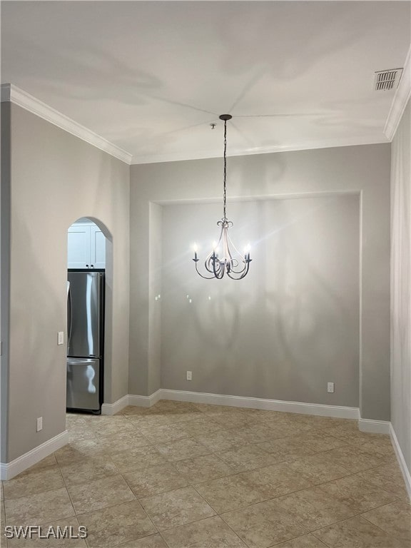 spare room with visible vents, baseboards, arched walkways, crown molding, and a notable chandelier